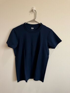 Uniqlo Women’s Navy Short Sleeve Crew Neck Tee. Size L